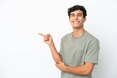 Arjantinli genç adam beyaz arka planda izole edilmiş.