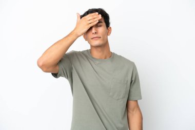 Arjantinli genç bir adam beyaz arka planda, gözleri elleriyle kapatıyor. Bir şey görmek istemiyorum.