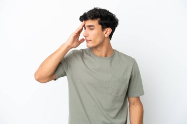 Arjantinli genç bir adam beyaz arka planda baş ağrısı ile izole