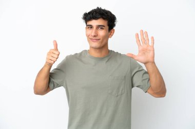 Beyaz arka planda izole edilmiş genç Arjantinli adam parmakları olan altı kişi saydım.