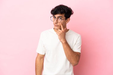 Pembe arka planda izole edilmiş genç Arjantinli bir adam