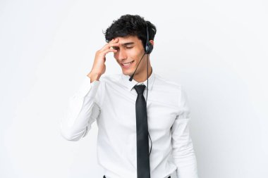 Tele pazarlamacı beyaz arka planda izole edilmiş bir kulaklıkla çalışıyor.