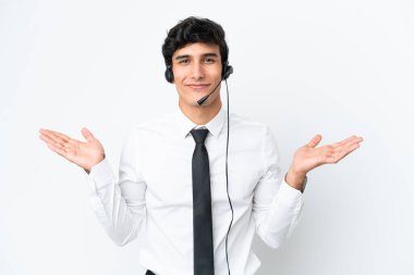 Beyaz arka planda izole edilmiş bir kulaklıkla çalışan pazarlamacı el kaldırırken şüpheye düşüyor.