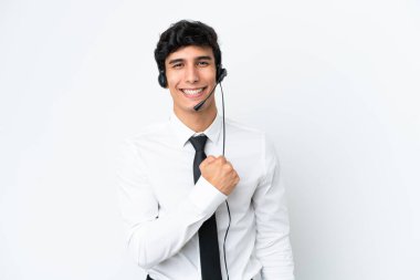 Tele pazarlamacı beyaz arka planda izole edilmiş bir kulaklıkla çalışarak zaferi kutluyor.