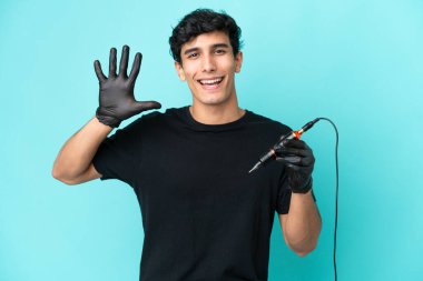 Dövme sanatçısı Arjantinli adam mavi arka planda beş parmaklı sayıyor