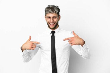 Beyaz arka planda kendini beğenmiş ve gururlu beyaz bir iş adamı.