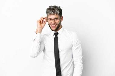 Beyaz arka planda gözlüklü ve şaşırmış beyaz iş adamı
