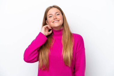 Beyaz arka planda izole edilmiş genç beyaz kadın gülüyor.