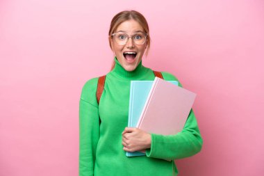 Pembe arka planda yalıtılmış beyaz bir kadın öğrenci.