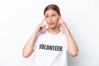 Genç gönüllü bir kadın beyaz arka planda izole edilmiş. Şüpheleri ve düşünceleri var.