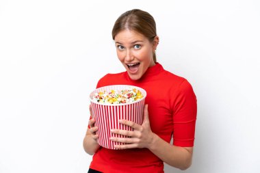Beyaz arka planda izole edilmiş beyaz bir kadın elinde koca bir kova patlamış mısır tutuyor.