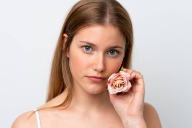 Beyaz arka planda izole edilmiş beyaz bir kadın elinde çiçeklerle. Portreyi kapat