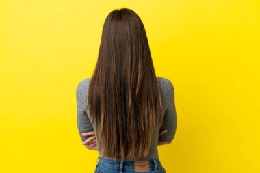 Arka planda sarı arka planda izole edilmiş genç Brezilyalı kadın