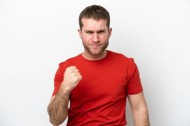 Beyaz arka planda izole edilmiş, mutsuz bir ifadeyle genç beyaz bir adam.