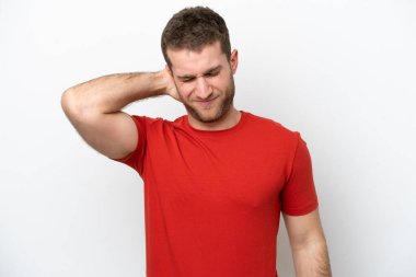 Beyaz arka planda boynu ağrıyan genç beyaz bir adam.