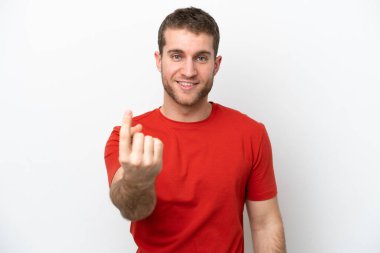 Beyaz arka planda izole genç beyaz adam geliyor.