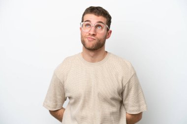 Beyaz arka planda izole edilmiş genç beyaz bir adam var.