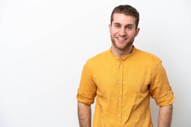 Beyaz arka planda izole edilmiş genç beyaz adam gülüyor.