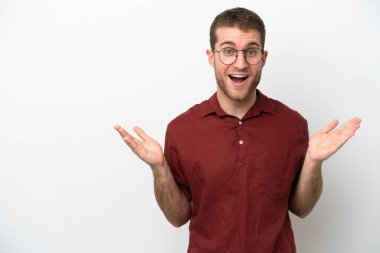 Beyaz arka planda izole edilmiş beyaz yüzlü genç beyaz bir adam.