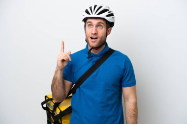 Beyaz arka planda izole edilmiş termal sırt çantalı genç beyaz bir adam parmağını yukarı kaldıran bir fikir düşünüyor.