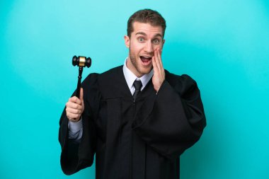 Yargıç Kafkas, mavi arka planda şaşırmış ve şok olmuş bir yüz ifadesiyle izole edilmiş.