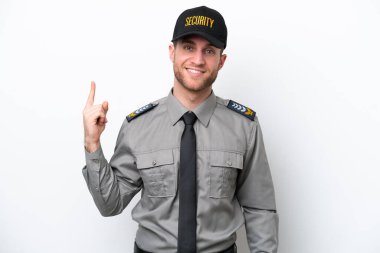 Beyaz arka planda izole edilmiş genç güvenlik görevlisi en iyinin işareti olarak parmağını kaldırıyor ve gösteriyor.