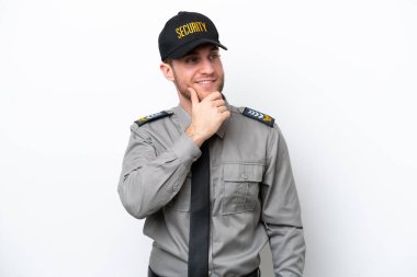 Beyaz arka planda izole edilmiş beyaz tenli genç güvenlik görevlisi yan tarafa bakıyor.