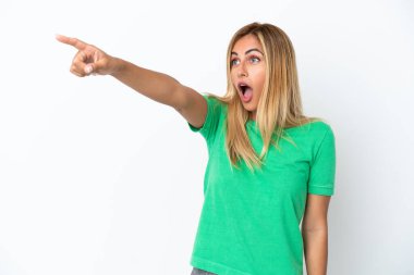 Sarışın Uruguaylı kız beyaz arka planda izole edilmiş.