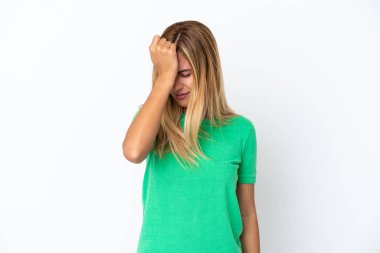 Sarışın Uruguaylı kız beyaz arka planda baş ağrısı ile izole edilmiş.