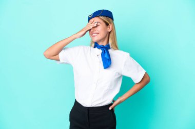 Uçak hostesi Uruguaylı kadın mavi arka planda izole edilmiş bir şey fark etti ve çözüme niyetlendi.