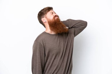Kızıl saçlı, sakallı, beyaz arka planda boynu ağrıyan bir adam.