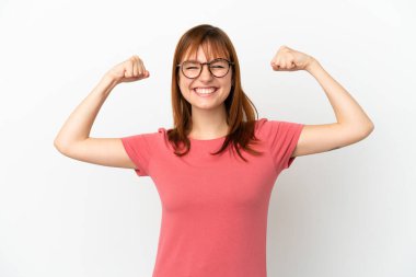 Kızıl saçlı kız beyaz arka planda izole edilmiş, güçlü bir hareket yapıyor.