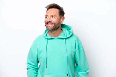 Beyaz arka planda izole edilmiş orta yaşlı beyaz bir adam yukarı bakarken bir fikir düşünüyor.