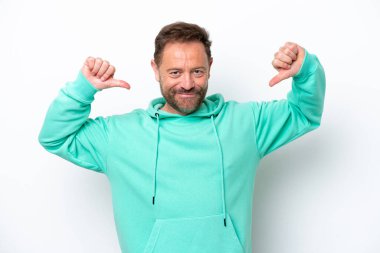 Beyaz arka planda kendini beğenmiş ve gururlu orta yaşlı beyaz bir adam.