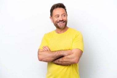 Beyaz arka planda izole edilmiş orta yaşlı beyaz adam mutlu ve gülümsüyor.