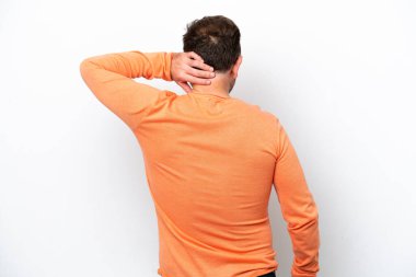 Orta yaşlı beyaz bir adam beyaz arka planda izole edilmiş ve düşünüyor.