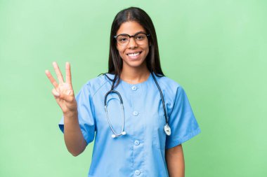 Genç Afrikalı Amerikalı hemşire mutlu ve parmakları olan üç kişi sayıyor.