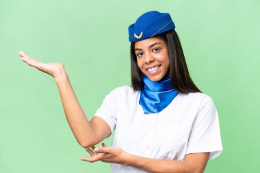Uçak hostesi Afrikalı Amerikalı kadın izole edilmiş arka planda. Gelmesi için ellerini yana uzatıyor.