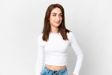 İzole edilmiş beyaz arka planda beyaz bir kadın. Taraf ararken şüpheleri var.