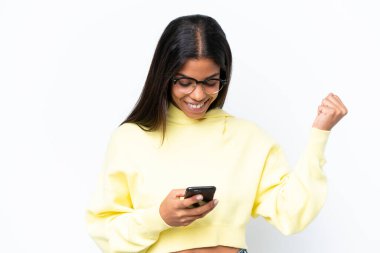 Beyaz arka planda izole edilmiş genç Afrikalı Amerikalı kadın şaşırdı ve bir mesaj gönderiyor.
