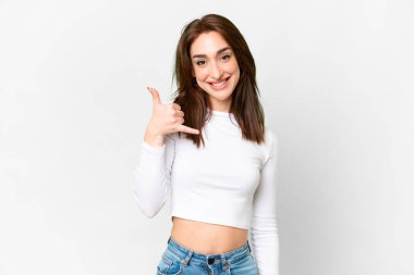 İzole edilmiş beyaz arka planda beyaz bir kadın telefon jesti yapıyor. Bana geri dönüş işareti ver.