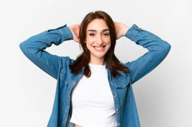 İzole edilmiş beyaz arka planı olan beyaz bir kadın gülüyor.