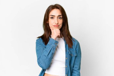 Tecrit edilmiş beyaz bir geçmişi olan beyaz bir kadın.