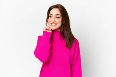 Kafkas kökenli genç bir kadın, beyaz arka planda izole edilmiş bir şekilde yukarı bakarken bir fikir düşünüyor.