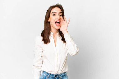 Beyaz arka planda genç beyaz kadın ağzı açık bağırıyor.