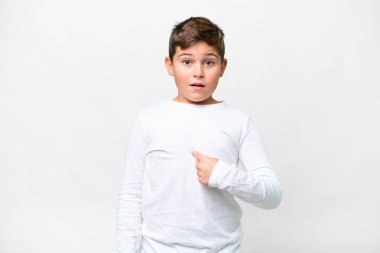 İzole edilmiş beyaz arka planı olan beyaz bir çocuk kendini işaret ediyor.