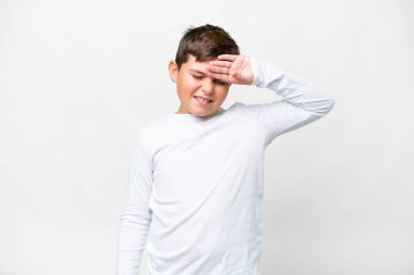 İzole edilmiş beyaz bir geçmişi olan, yorgun ve hasta bir yüzü olan beyaz bir çocuk.