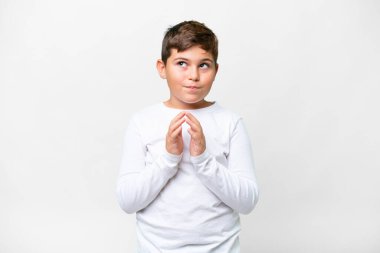 Kafkasyalı küçük bir çocuk izole edilmiş beyaz arka plan entrikaları çeviriyor.