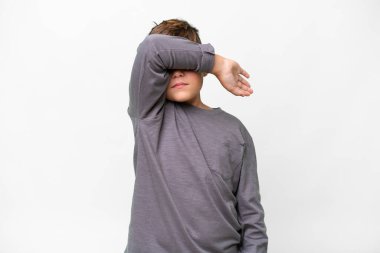 İzole edilmiş beyaz arka planda küçük beyaz çocuk elleriyle gözlerini kapatıyor.