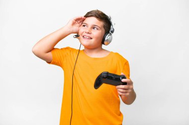 Beyaz arka planda video oyunu kontrolörüyle oynayan beyaz bir çocuk.